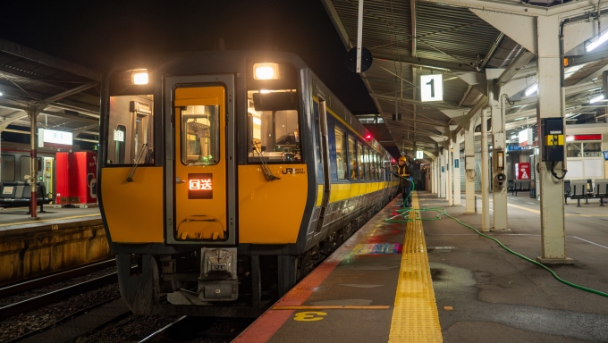鉄道乗車記録の写真:乗車した列車(外観)(5)     「乗ってきた車両も洗車されて明日の運用に備えるようです。」