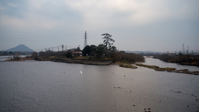 鉄道乗車記録の写真:車窓・風景(15)        「東萩駅を出ると線路は内陸側へ向かい、三角州の頂点辺りで阿武川を渡ると街外れにある萩駅へと入ります。」