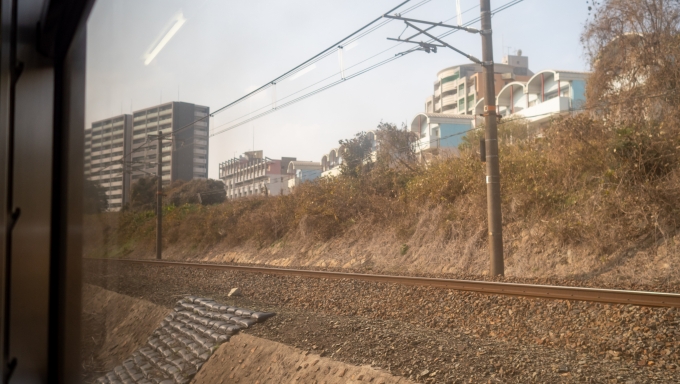 鉄道乗車記録の写真:車窓・風景(20)        「立体交差で山陽本線の上り線を潜ると、その上り線と下り線に挟まれる形で幡生駅へ進入していき山陰本線の終点となります。」