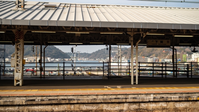 鉄道乗車記録の写真:駅舎・駅施設、様子(2)        「ホームから見える海は、本州と彦島の間の海峡で、小瀬戸と呼ばれる関門海峡の一部となります。」