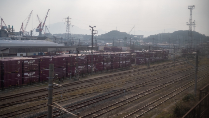 鉄道乗車記録の写真:車窓・風景(5)        「本州の端っこにある貨物駅の横を抜けて行きます。」
