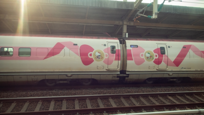 鉄道乗車記録の写真:列車・車両の様子(未乗車)(2)        「徳山駅で500系のハローキティ新幹線とすれ違いました。」