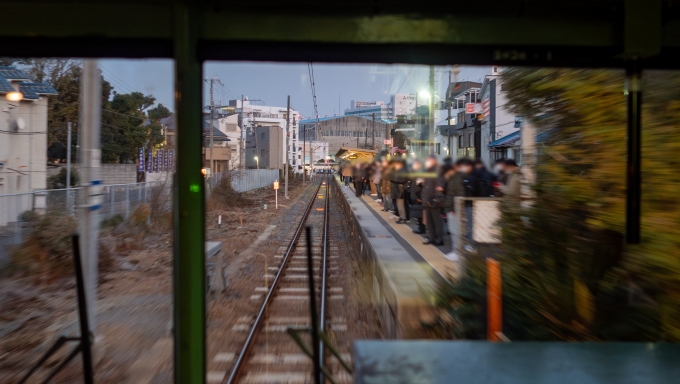 鉄道乗車記録の写真:車窓・風景(8)        「和田岬駅ではホームから溢れんばかりの乗客が列車を待っていました。」
