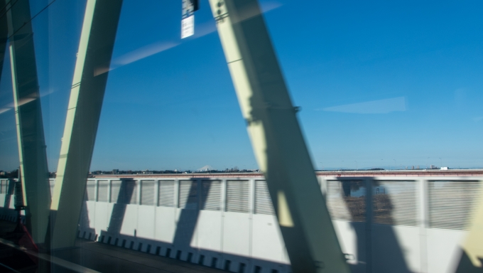 鉄道乗車記録の写真:車窓・風景(8)        「利根川の鉄橋からは遠くに富士山が見えます。」