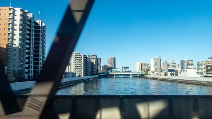 鉄道乗車記録の写真:車窓・風景(9)        「JR常磐線、つくばエクスプレス、東京メトロ日比谷線と3社の線路が並んで隅田川を渡ります。」