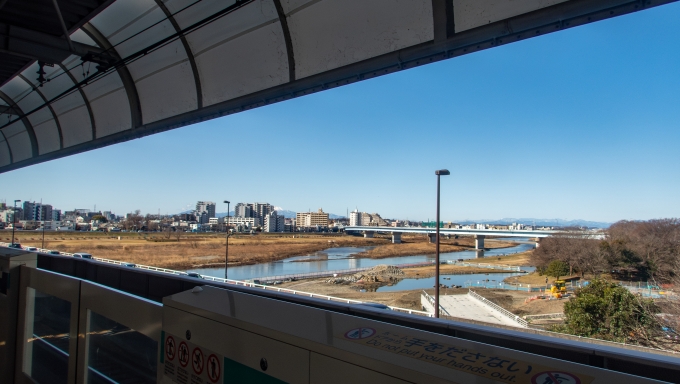 鉄道乗車記録の写真:車窓・風景(1)          「二子玉川駅のホームのうち、下り方半分ほどは多摩川に掛かる橋上となっていて意外と眺めが良いです。」