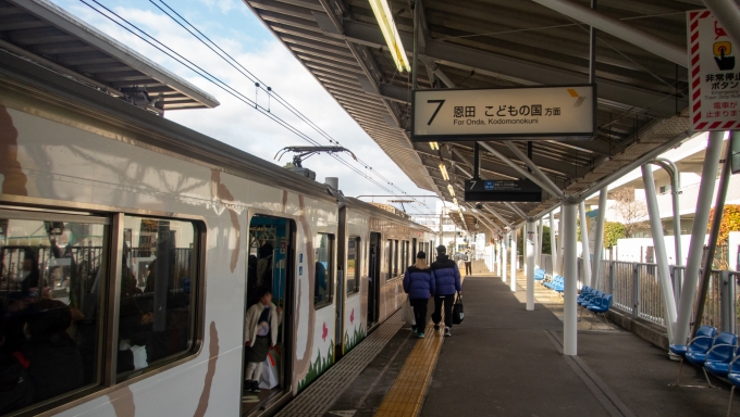 鉄道乗車記録の写真:駅舎・駅施設、様子(1)        「こどもの国線へ乗り換え。
休日の朝ということもあり、子供連れの乗客で賑わっていました。」