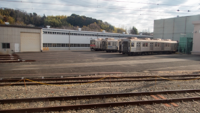 鉄道乗車記録の写真:車窓・風景(4)        「恩田駅の手前には、東急の車両工場があります。」