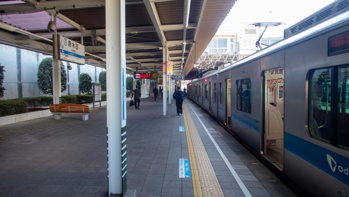 鉄道乗車記録の写真:駅舎・駅施設、様子(3)        「唐木田駅に到着。
これで小田急もコンプリート！」
