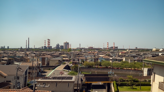 鉄道乗車記録の写真:車窓・風景(5)        「山陽電鉄本線との並走区間。
奥には播磨臨海工業地帯の煙突や高炉が見えます。」