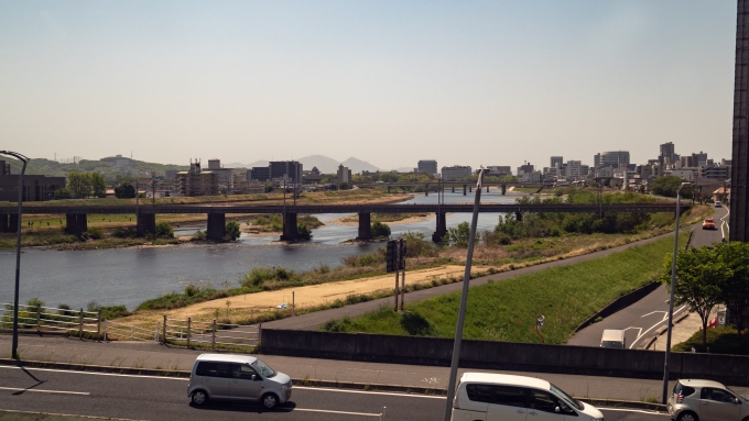 鉄道乗車記録の写真:車窓・風景(12)        「旭川を渡り終えると、ビルの間から小さく岡山城の姿が見えます。」