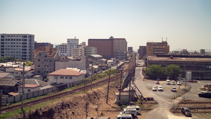 鉄道乗車記録の写真:車窓・風景(13)        「岡山を出ると、四国へ向かう瀬戸大橋線（宇野線）をオーバークロスします。」