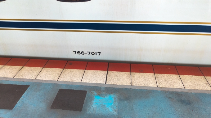 鉄道乗車記録の写真:車両銘板(15)        「約10分遅れで福山駅に到着。」