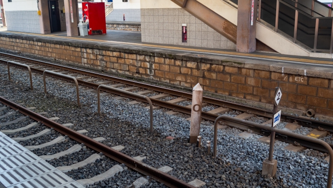 鉄道乗車記録の写真:駅舎・駅施設、様子(3)        「井原線の0キロポスト」