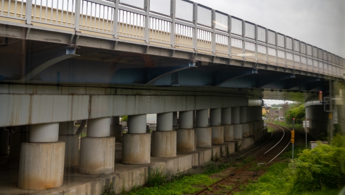 鉄道乗車記録の写真:車窓・風景(8)        「鳥取方面へ向かう因美線が左へ逸れていきます。」
