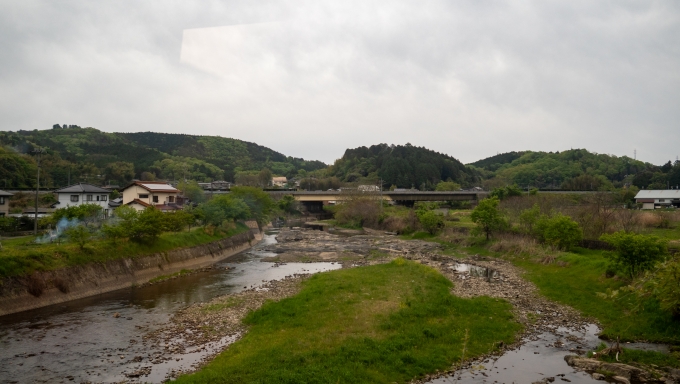 鉄道乗車記録の写真:車窓・風景(9)        「広戸川を渡ります。
奥に見える道路は中国自動車道。」
