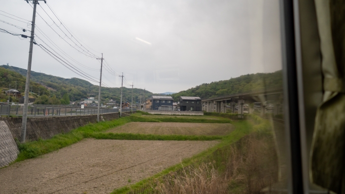 鉄道乗車記録の写真:車窓・風景(13)        「智頭急行の高架線を潜りその東側を並走します。」