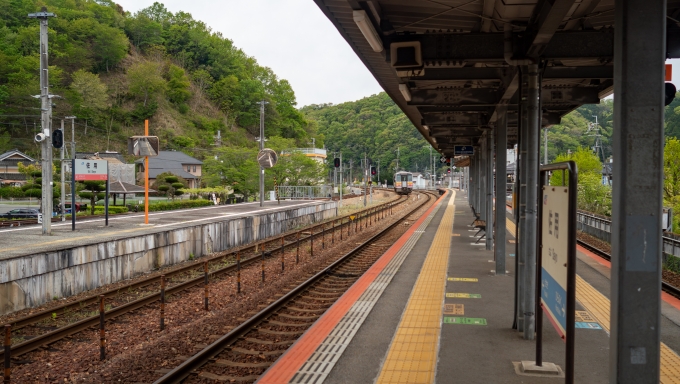 鉄道乗車記録の写真:駅舎・駅施設、様子(2)        「智頭急行の列車を待っていると、ここまで乗ってきた車両が津山のほうへ折返し去っていきました。」