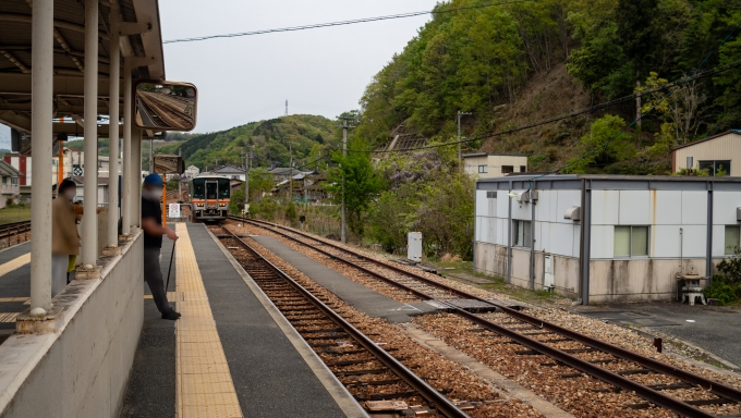 鉄道乗車記録の写真:乗車した列車(外観)(2)        「佐用止まりの下り列車が来ました。
折返し播磨新宮行きになるこの列車に乗り込みます。」