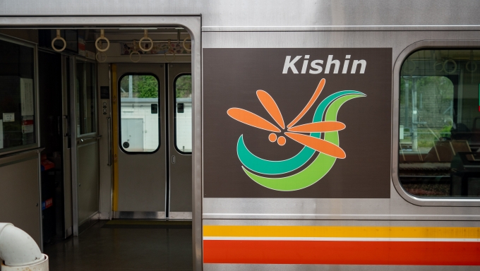 鉄道乗車記録の写真:乗車した列車(外観)(4)        「ドア横には姫新線のシンボルマークが描かれています。」