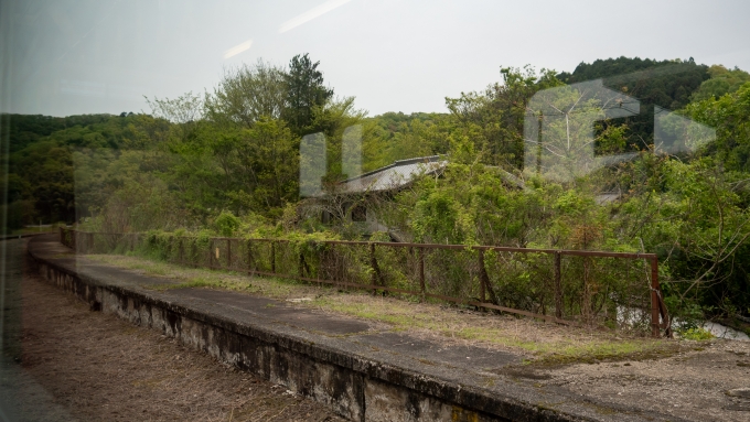 鉄道乗車記録の写真:駅舎・駅施設、様子(6)        「現在は棒線駅である播磨徳久駅には、かつて下り線用として使われていたホームが残されています。」
