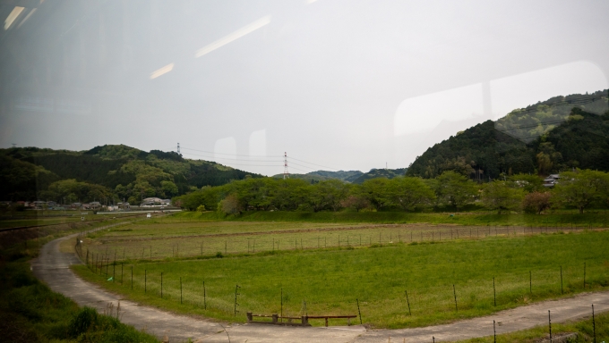鉄道乗車記録の写真:車窓・風景(7)        「志文川の堤防に植えられた桜並木はすっかり葉桜になっていました。」