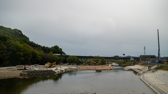 鉄道乗車記録の写真:車窓・風景(5)        「河川改修工事が行われていた揖保川の支流林田川。
向こうには山陽自動車道が見えます。」