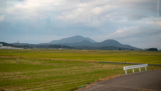鉄道乗車記録の写真:車窓・風景(3)        「しばらく左側に弥彦山を望みながら進みます」