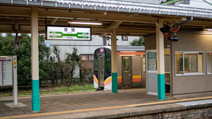 鉄道乗車記録の写真:駅名看板(1)        「新津駅と同じX字型の表示ですね」