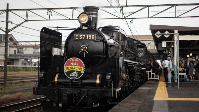 鉄道乗車記録の写真:乗車した列車(外観)(1)          「牽引機はC57 180
20周年のヘッドマークを掲げていました」