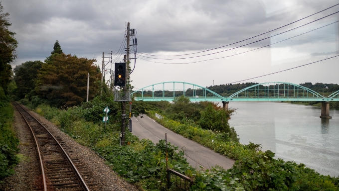 鉄道乗車記録の写真:車窓・風景(9)        「馬下を過ぎた辺りから阿賀野川に沿って進みます」