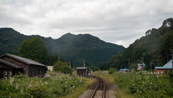 鉄道乗車記録の写真:車窓・風景(19)        「日出谷駅をゆっくりと通過します」