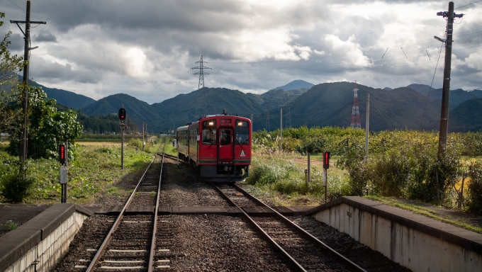 鉄道乗車記録の写真:列車・車両の様子(未乗車)(3)        「門田駅で「AIZUマウントエクスプレス」赤べこカラーと交換」