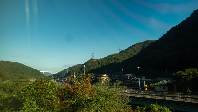 鉄道乗車記録の写真:車窓・風景(13)        「前方に見える舞鶴若狭自動車道の橋の手前で【鳩原(はつはら)ループ線】を通る上り線と立体交差するのですが、残念ながら写真に納められず・・・」