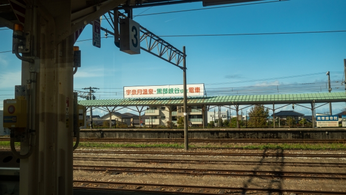 鉄道乗車記録の写真:車窓・風景(7)        「魚津駅に停車
向こうには地鉄の新魚津駅のホームが見えます。
また黒部にも行きたいなぁ」