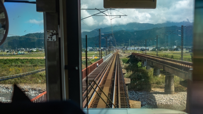 鉄道乗車記録の写真:車窓・風景(9)        「比較的海岸線近くの平坦なところを走って来ましたが、行く先に山が迫ってきました」