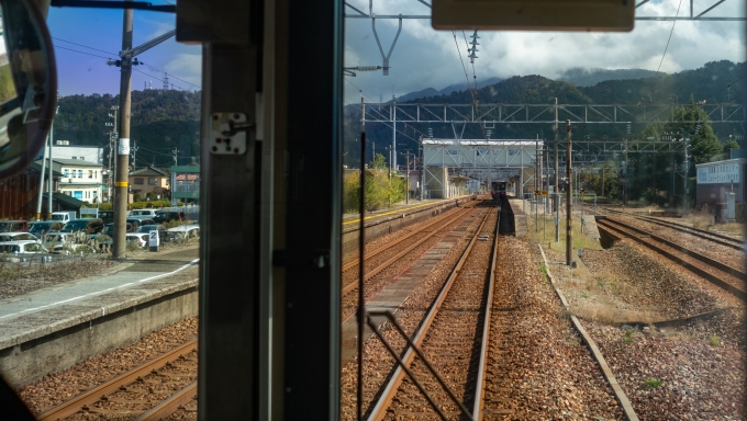 鉄道乗車記録の写真:車窓・風景(10)        「進入するホームに、直江津行の車輛が停まっていました。
乗換えは楽ですが少しびっくり」