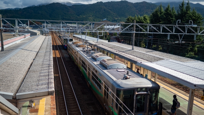 鉄道乗車記録の写真:駅舎・駅施設、様子(12)        「手前が富山から乗ってきた車輛、奥が直江津へ向かう車輛。ちなみに乗ってきた521系は富山方面へ折り返していきました。」
