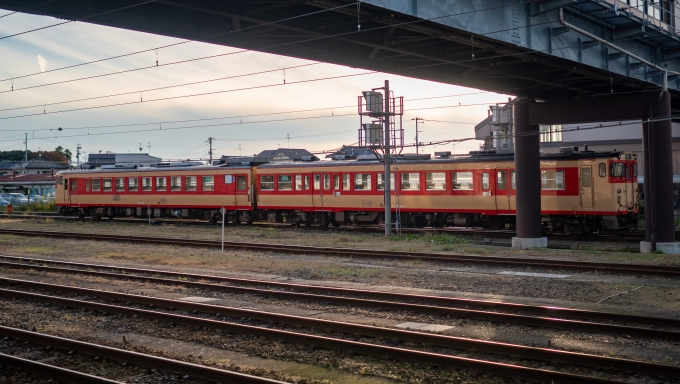 鉄道乗車記録の写真:乗車した列車(外観)(2)        「発車時刻が近づくと、件のキハ40系がゆっくりと動き出しました。
これに乗れると思うとテンションが上がります。」