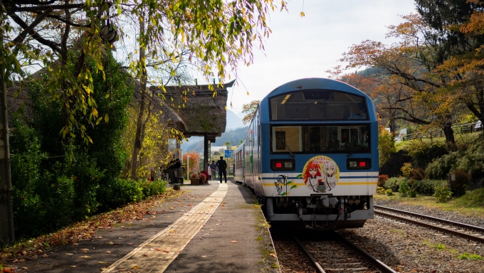 鉄道乗車記録の写真:乗車した列車(外観)(9)        「湯野上温泉駅で列車交換のため、ちょっと長めの停車時間。」