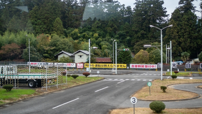 鉄道乗車記録の写真:車窓・風景(14)        「明らかに乗客向けの横断幕が自動車教習所に掲げられています。
東武鬼怒川線が地域の方々に大切にされている事が伝わってきます。」