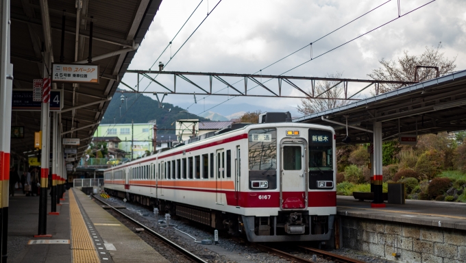 鉄道乗車記録の写真:列車・車両の様子(未乗車)(3)        「新栃木行の東武6050系が停まっていますが乗車するのはこれではありません」
