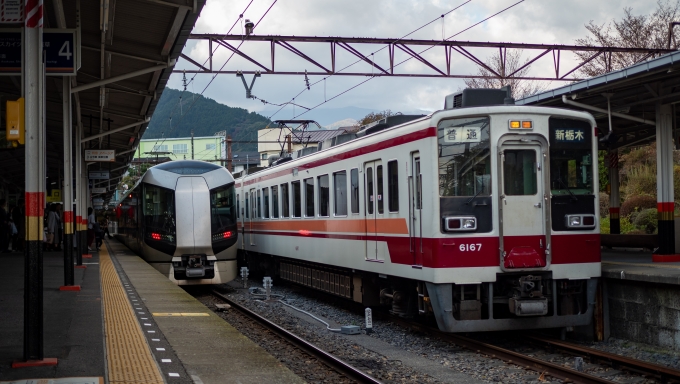 鉄道乗車記録の写真:乗車した列車(外観)(4)        「先発となるリバティけごんが入線してきました。東武日光-下今市間の乗車には特急券が不要となる特例があるので乗り込みます。」