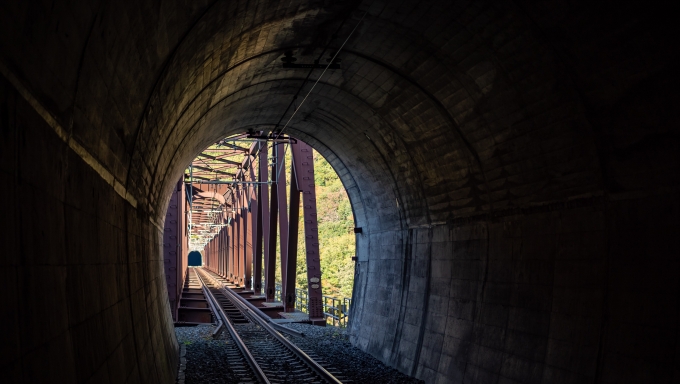 鉄道乗車記録の写真:駅舎・駅施設、様子(4)        「トンネルの先はすぐ鉄橋」