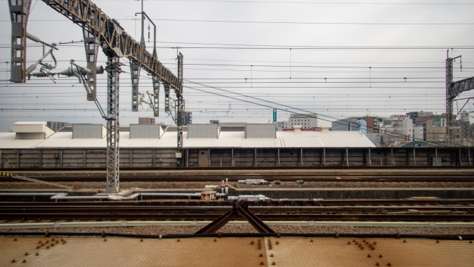 鉄道乗車記録の写真:車窓・風景(3)        「新幹線と同じレベルまで上がり並走します。向こうに見えるのはJR東日本大宮総合車両センターの屋根です。」