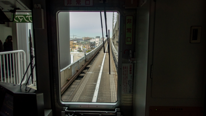 鉄道乗車記録の写真:車窓・風景(4)        「鉄道博物館駅では大勢の乗客が降りていき車内はガラガラに」