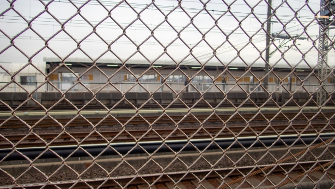 鉄道乗車記録の写真:駅舎・駅施設、様子(6)        「ニューシャトルの多くの駅は、新幹線の線路をはさんで両側に設けられています。」