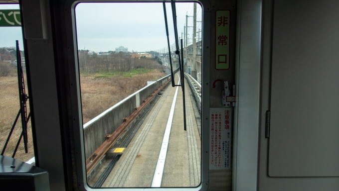 鉄道乗車記録の写真:車窓・風景(8)        「再度新幹線の下に潜り込みます」