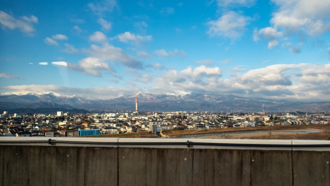 鉄道乗車記録の写真:車窓・風景(5)        「福島駅の辺りでは吾妻連峰がよく見えます。雲が掛かっていますが中央右寄りが吾妻小富士」