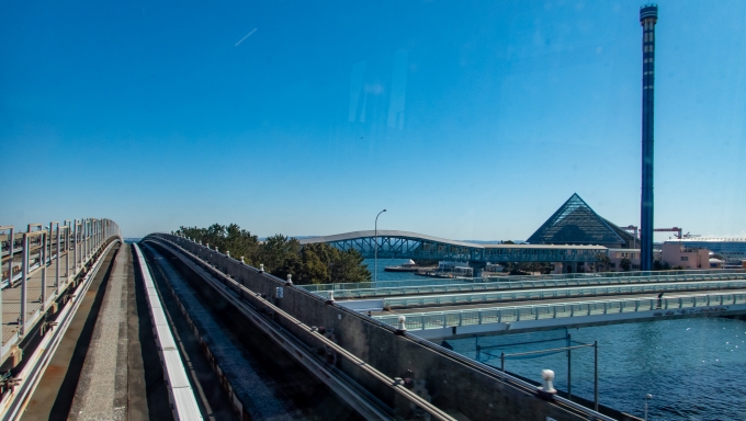 鉄道乗車記録の写真:車窓・風景(13)        「八景島シーパラダイスの側を抜けていきます」